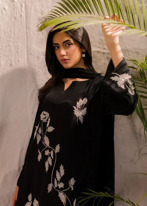 BLACK PETALS 03 -VIRRORA