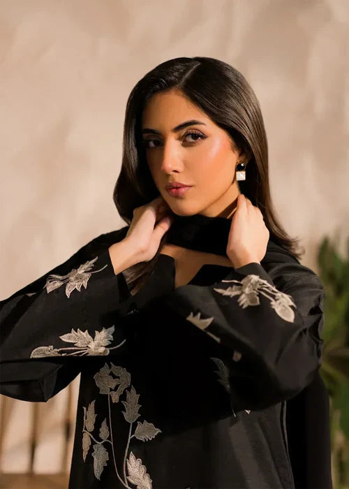 BLACK PETALS 03 -VIRRORA